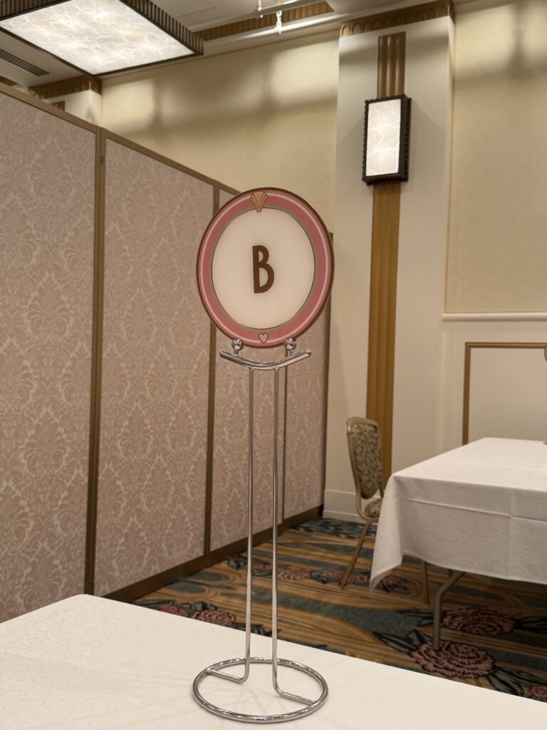 打合せ部屋に置いてあったミッキーマークのついた番号札