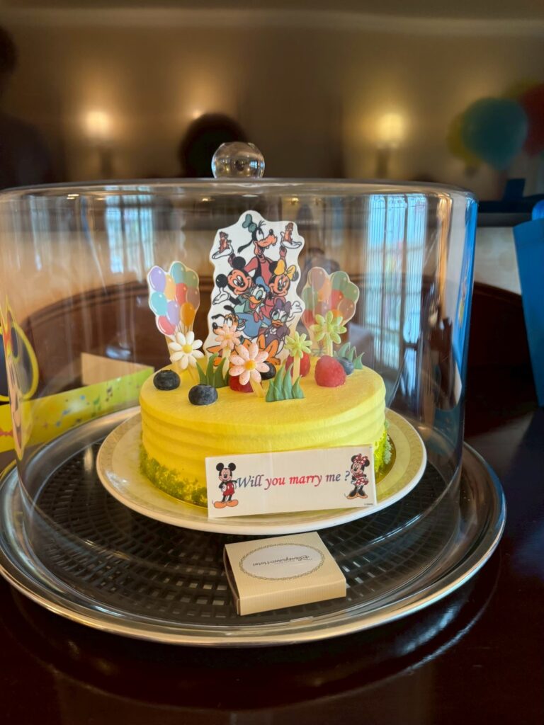 メッセージ付きのサプライズケーキ