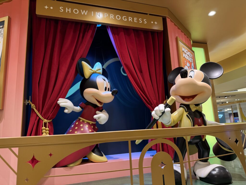 お店の中央には映画に出演中のミッキーとミニー