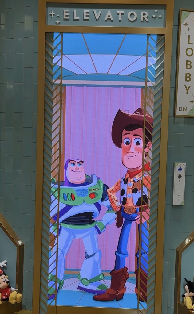 エレベーターから現れたバズとウッディ