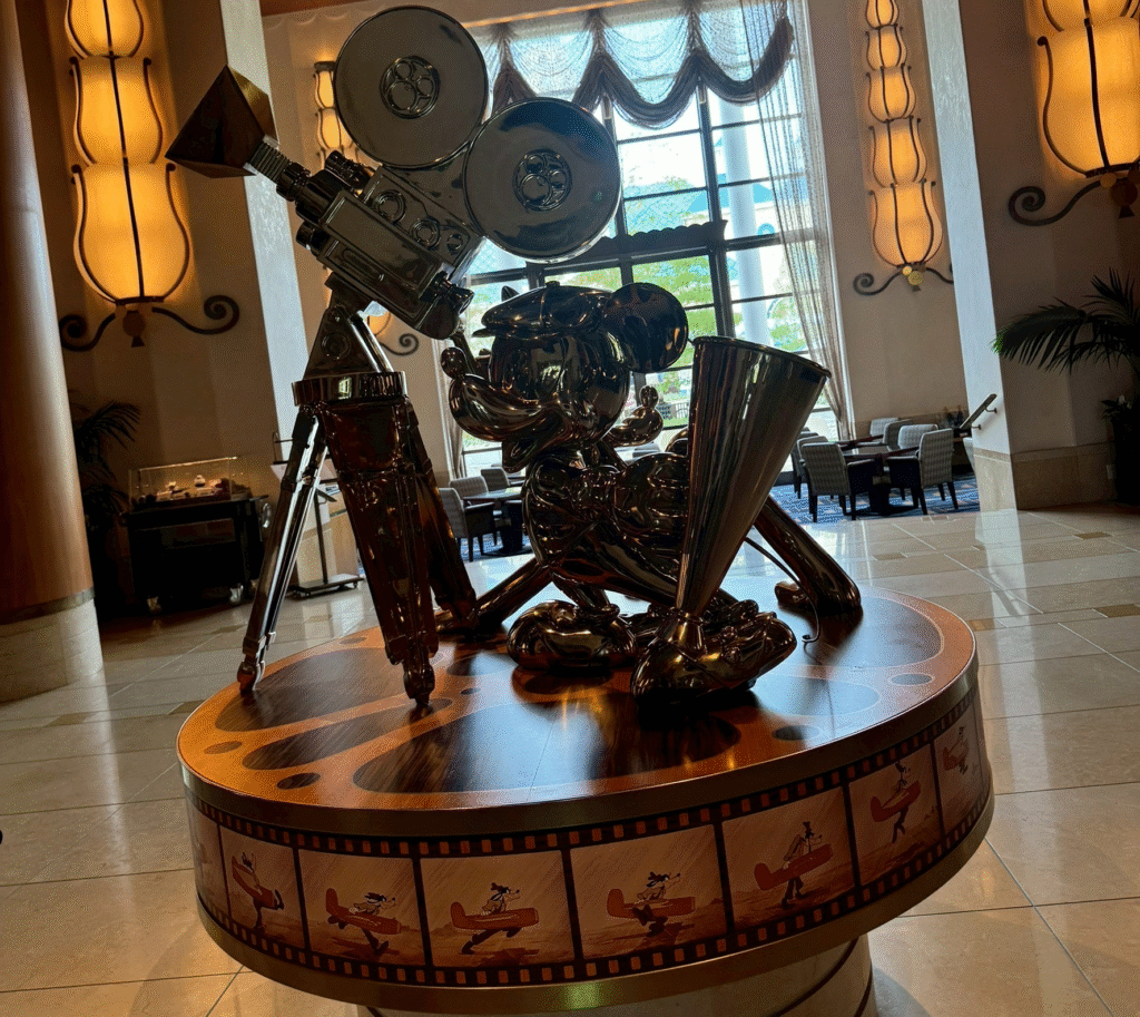 アンバサダーホテルのロビーにいる映画監督姿のミッキー