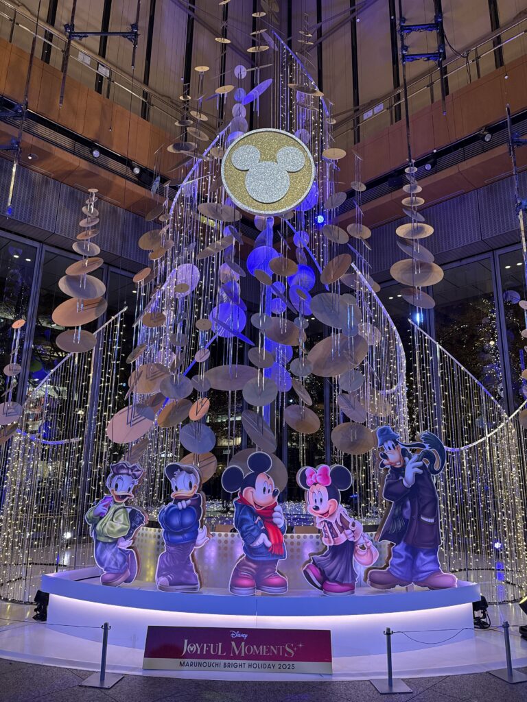 Celebration Tree <Mickey & Friends>” class=”wp-image-628″ style=”width:900px;height:auto” srcset=”https://suzumine-disney.com/wp-content/uploads/2025/11/IMG_E13281-768×1024.jpg 768w, https://suzumine-disney.com/wp-content/uploads/2025/11/IMG_E13281-225×300.jpg 225w, https://suzumine-disney.com/wp-content/uploads/2025/11/IMG_E13281-1152×1536.jpg 1152w, https://suzumine-disney.com/wp-content/uploads/2025/11/IMG_E13281-1536×2048.jpg 1536w, https://suzumine-disney.com/wp-content/uploads/2025/11/IMG_E13281-940×1253.jpg 940w, https://suzumine-disney.com/wp-content/uploads/2025/11/IMG_E13281-scaled.jpg 1920w” sizes=”(max-width: 768px) 100vw, 768px”></figure>



<p class=
