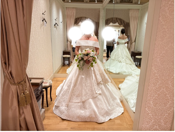 アンバサダーホテルのチャペルをモチーフにした新作ドレス